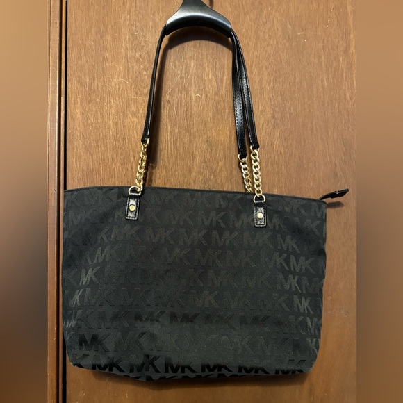 Michael Kors ⭐️ Black Signature Tote with Gold Chain Straps - Picture 2 of 5